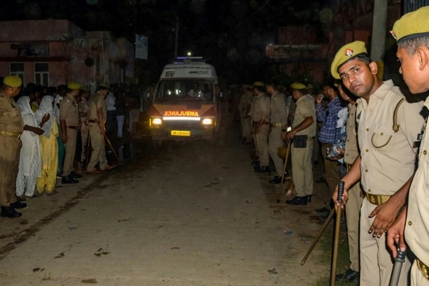 Bild vergrößern: Mehr als 100 Menschen sterben bei Massenpanik in Indien