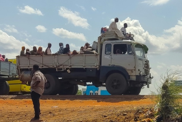 Bild vergrößern: Mehr als 55.000 Menschen fliehen vor Kämpfen aus Stadt im Südosten des Sudan