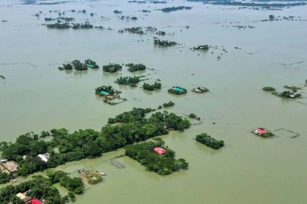 Bild vergrößern: Riesige Gebiete in Indien und Bangladesch unter Wasser - mindestens sechs Tote