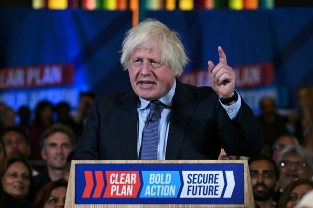 Bild vergrößern: Britischer Ex-Premier Johnson springt Sunak im Endspurt des Wahlkampfs zur Seite