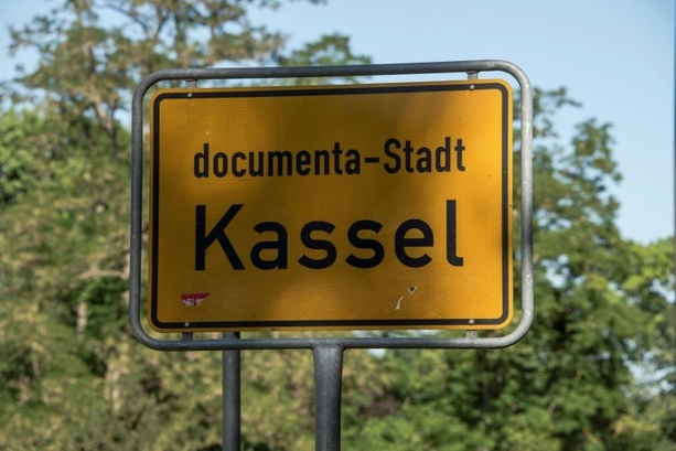 Bild vergrößern: Über Kupplung gestiegen: Mann gerät in Kassel unter Straßenbahn und stirbt