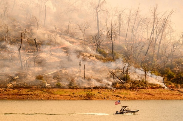 Bild vergrößern: Mehr als 25.000 Menschen müssen vor Waldbrand in Kalifornien fliehen