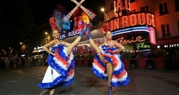 Pariser Moulin Rouge weiht neue Windmühlenflügel ein
