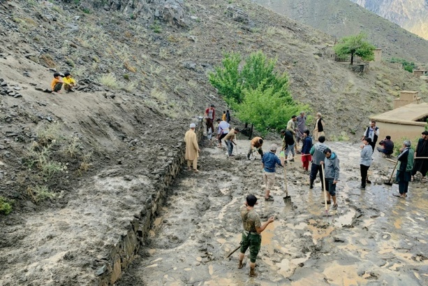 Bild vergrößern: Familien lebend begraben: Zahl der Unwetter-Toten in Afghanistan steigt auf 47