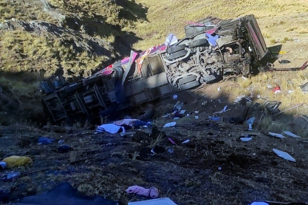 Bild vergrößern: Bus stürzt in Peru in eine Schlucht:  Mindestens 26 Tote und 14 Verletzte