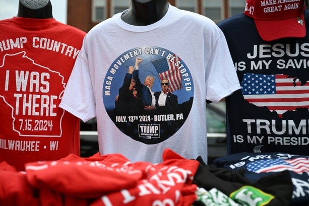 Bild vergrößern: Fan-Shirts mit berühmtem Trump-Attentats-Foto Verkaufshit bei Republikaner-Parteitag