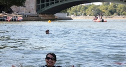 Pariser Bürgermeisterin schwimmt in der Seine: 