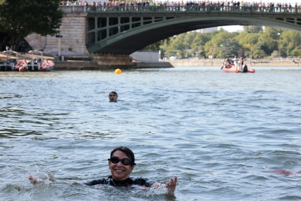 Bild vergrößern: Pariser Bürgermeisterin schwimmt in der Seine: Wir haben es geschafft
