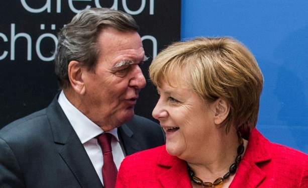 Bild vergrößern: Besondere Gegnerin: Schröder gratuliert Merkel zum 70. Geburtstag
