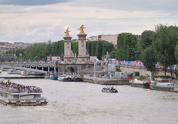 Bild vergrößern: Pariser Bürgermeisterin schwimmt in der Seine