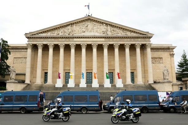 Bild vergrößern: Frankreichs Nationalversammlung kommt nach Neuwahl zusammen und wählt Vorsitzenden