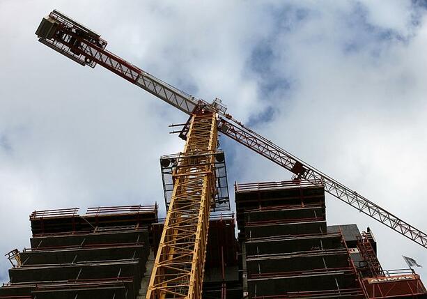 Bild vergrößern: Baugenehmigungen für Wohnungen auch im Mai weiter stark rückläufig