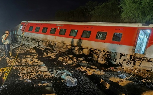 Bild vergrößern: Mindestens zwei Tote bei Zugunglück im Norden Indiens