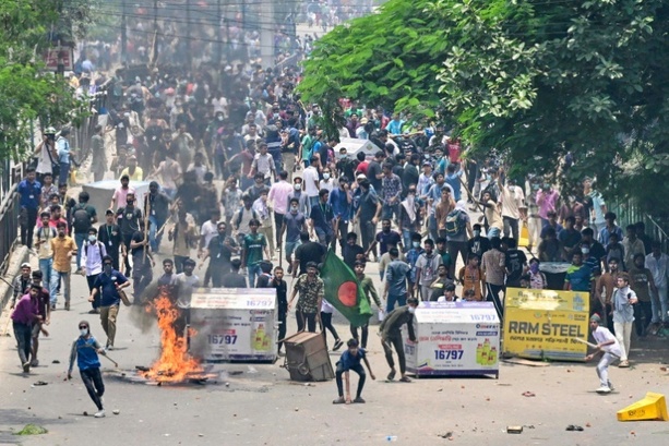 Bild vergrößern: Bangladesch: Studenten setzen nach Zusammenstößen mit Polizei TV-Sender in Brand
