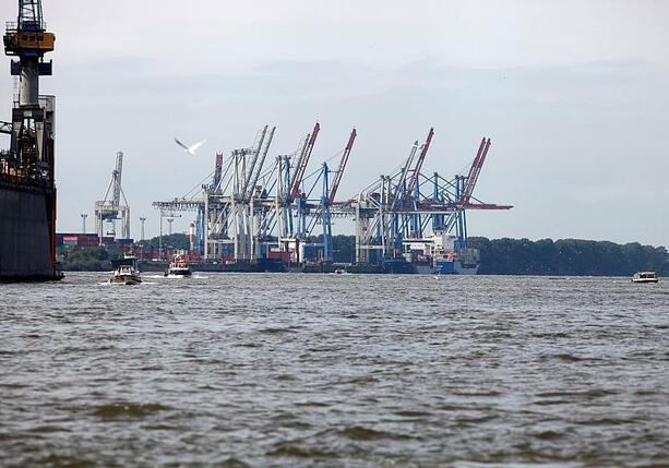 Bild vergrößern: Trotz Sanktionen: Etliche russische Schiffe in deutschen Häfen