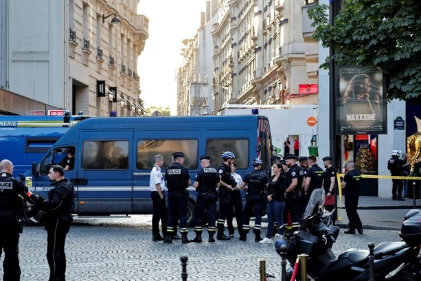 Bild vergrößern: Pariser Messerangreifer soll zuvor Jugendlichen in Vorstadt getötet haben