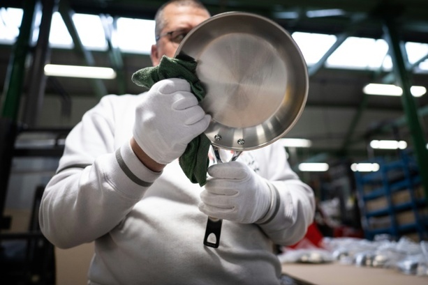 Bild vergrößern: Unbekannte stehlen mehr als 1000 Bratpfannen aus Lagerhalle in Hessen