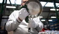 Unbekannte stehlen mehr als 1000 Bratpfannen aus Lagerhalle in Hessen