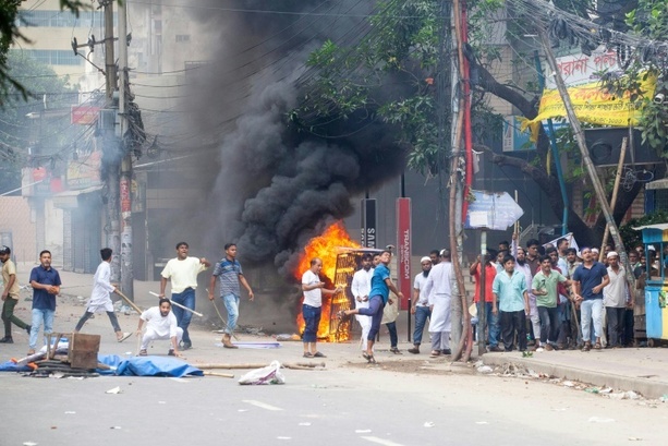 Bild vergrößern: Schon mehr als hundert Todesopfer bei Studentenprotesten in Bangladesch