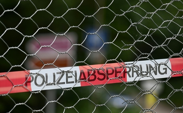 Bild vergrößern: Polizei nimmt nach Leichenfund auf Parkplatz in Sachsen Tatverdächtigen fest