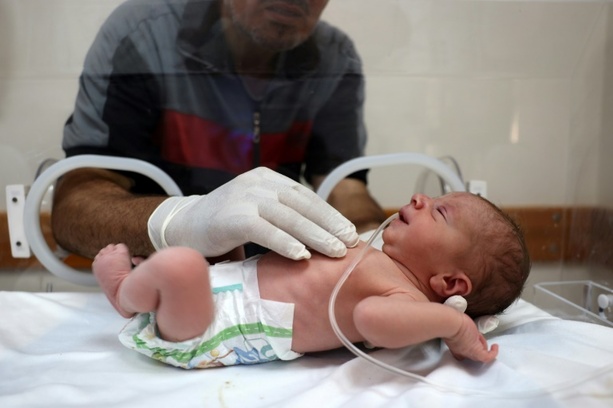Bild vergrößern: Krankenhaus im Gazastreifen: Baby aus Bauch von getöteter Schwangerer gerettet