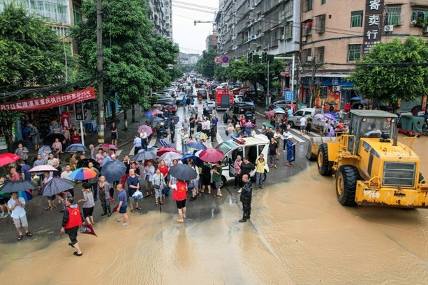 Bild vergrößern: Staatsmedien: Zwölf Tote bei Brückeneinsturz nach schweren Regenfällen in China