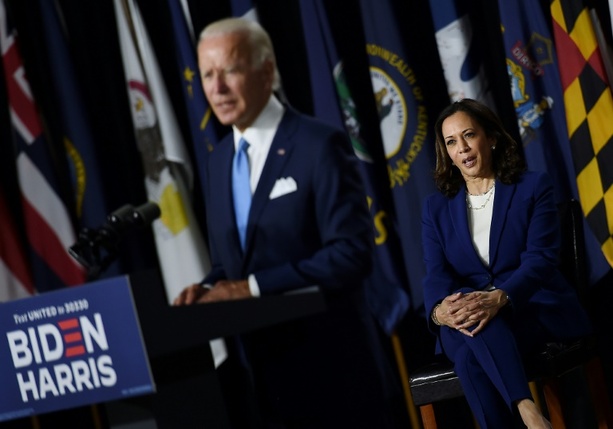 Bild vergrößern: Biden unterstützt Harris als Präsidentschaftskandidatin der Demokraten