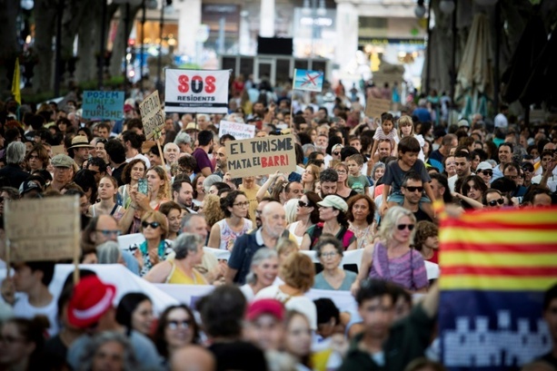 Bild vergrößern: 20.000 protestieren in Mallorca gegen Massentourismus