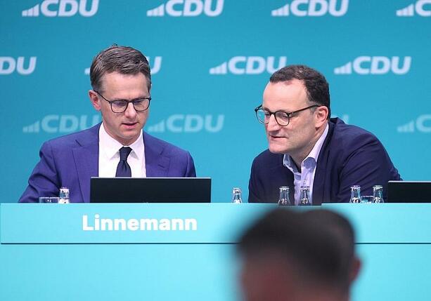 Bild vergrößern: CDU-Generalsekretär verteidigt Spahn nach Masken-Klagen