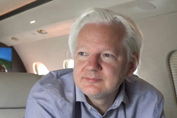 Bild vergrößern: Neues Leben in Freiheit: Julian Assanges Frau veröffentlicht Familienfoto