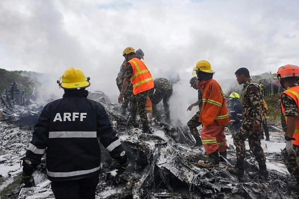 Bild vergrößern: Polizei meldet 18 Tote bei Flugzeugabsturz in Nepal