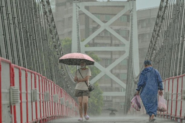 Bild vergrößern: Voraussichtlich schwerster Taifun seit Jahren legt öffentliches Leben in Taiwan lahm