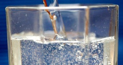 Stiftung Warentest: Viele Bestnoten im Mineralwasser-Test