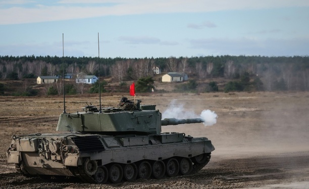 Bild vergrößern: Den Haag: Kiew bekommt vor Sommerende 14 Leopard-2-Panzer von Niederlanden und Dänemark
