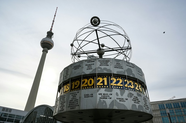 Bild vergrößern: Klimaaktivisten wegen Farbe an Berliner Weltzeituhr zu Geldstrafen verurteilt