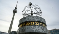 Klimaaktivisten wegen Farbe an Berliner Weltzeituhr zu Geldstrafen verurteilt