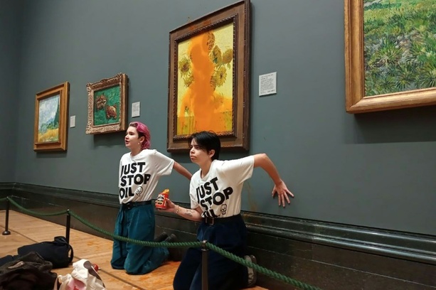 Bild vergrößern: Aktivistinnen nach Suppenattacke auf Gemälde von Van Gogh in London schuldig gesprochen