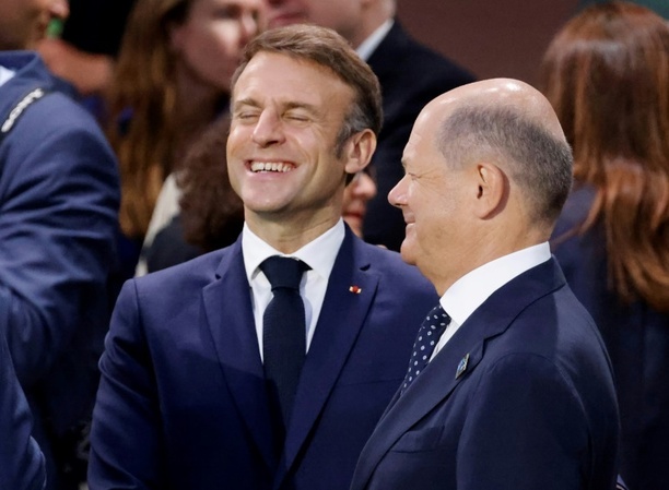 Bild vergrößern: Scholz ist privat ziemlich dicke mit Macron