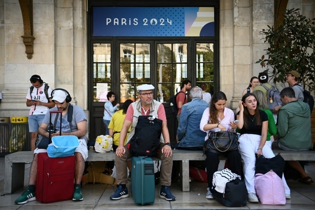 Bild vergrößern: Bahn-Sabotage vor Pariser Olympia-Eröffnung lässt zahlreiche Reisende stranden