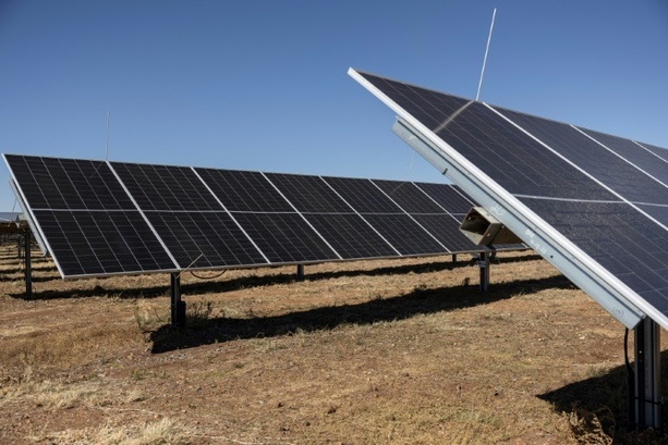 Bild vergrößern: Starker Ausbau der Solarenergie - vor allem auf Freiflächen und Firmendächern