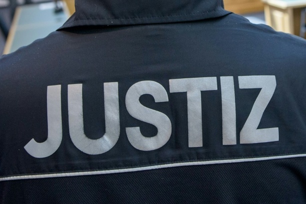 Bild vergrößern: Vater und Onkel auf Straße erstochen: 32-Jähriger in Hamburg vor Gericht