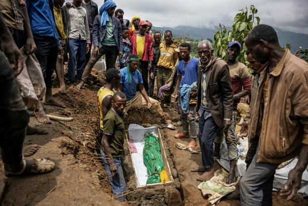 Bild vergrößern: Äthiopiens Regierungschef besucht nach Erdrutschen mit mehr als 250 Toten den Unglücksort