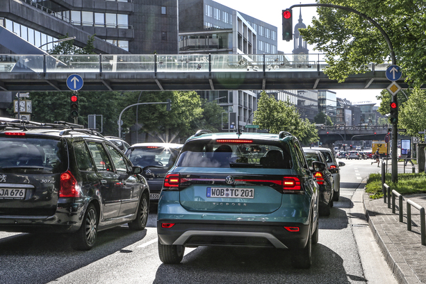 Bild vergr&ouml;&szlig;ern: Pkw-Dichte  - Wieder mehr Autos pro Einwohner