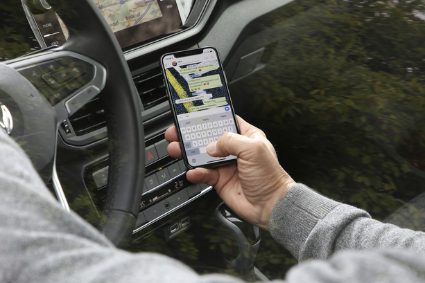 Bild vergr&ouml;&szlig;ern: Ablenkung am Steuer   - Großstädter sind weniger aufmerksam 