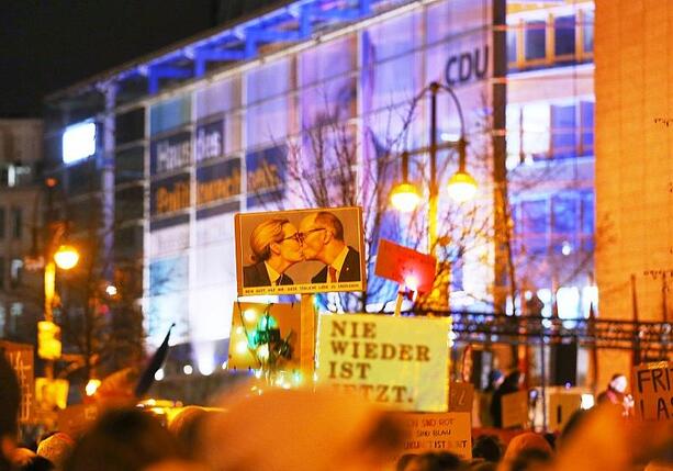 Bild vergr&ouml;&szlig;ern: Brandmauer-Demos: Union will Förderstopp für Organisationen prüfen