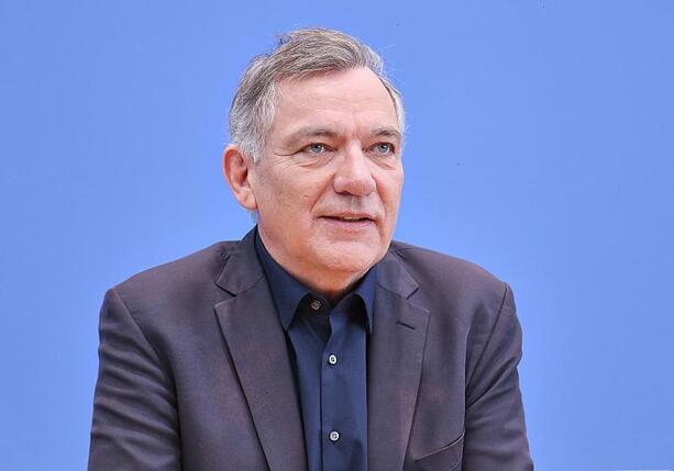 Bild vergr&ouml;&szlig;ern: Van Aken stellt Bedingungen für Zustimmung zu Milliarden-Schulden