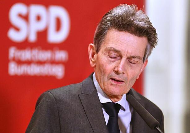 Bild vergr&ouml;&szlig;ern: Mützenich zeigt sich irritiert über Schulden-Kehrtwende der Union