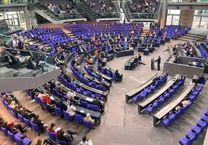 Zusatzsitzung: Schwesig fürchtet Aufspaltung von Schuldenpaket