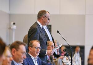 Unionsspitze schwört Abgeordnete auf Zustimmung für Finanzpaket ein