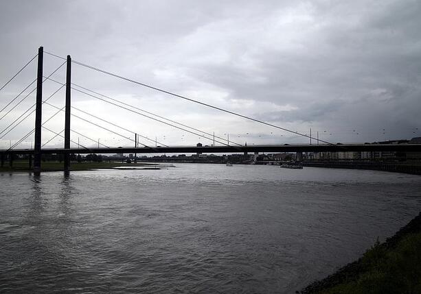 Bild vergr&ouml;&szlig;ern: Niedriger Rhein-Pegel bedroht Industrieproduktion